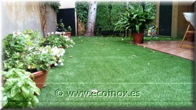  Instalación de césped artificial "Gregal" en el núcleo antiguo de Begur.