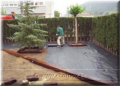 Col·locació d'una malla antiherbes i / o geotèxtil.