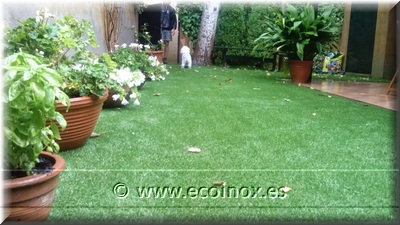 Instalación de césped artificial "Gregal" en el núcleo antiguo de Begur.