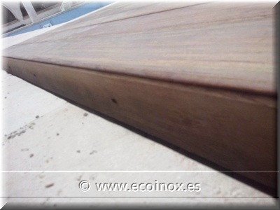  Instal-lació de tarima flotant de fusta natural en piscina