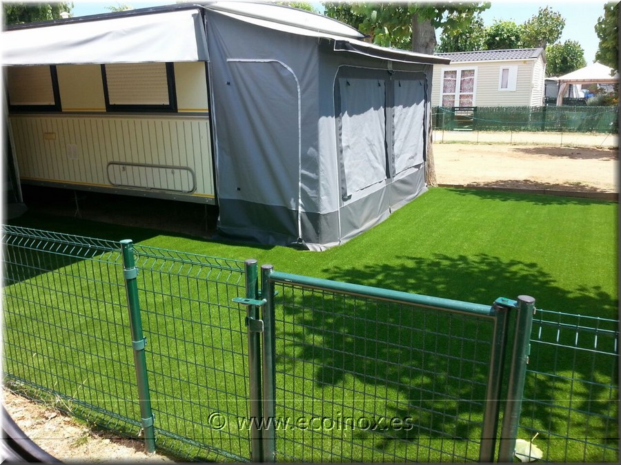 gespa artificial gregal al Camping Riembau