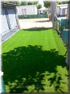 gespa artificial gregal al Camping Riembau