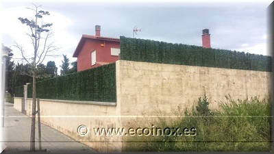 I instal·lació d’una tanca de simple torsió plastificada en verd 