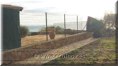 Temporal de vent a la Costa Brava deixa tanques malmeses.
