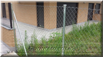 Instal-lació tanques de simple torsió color galvanitzata i portes electrosoldades a St. Gregori, Girona.