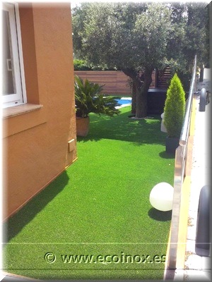 Gespa artificial de tipus Tramuntana a un xalet de la urbanització Sa Riera de Begur